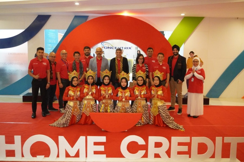Home Credit mengumumkan peluncuran operasi bisnisnya di kantor Concentrix + Webhelp Yogyakarta, Senin (18/3/2024). (Foto: Home Credit)