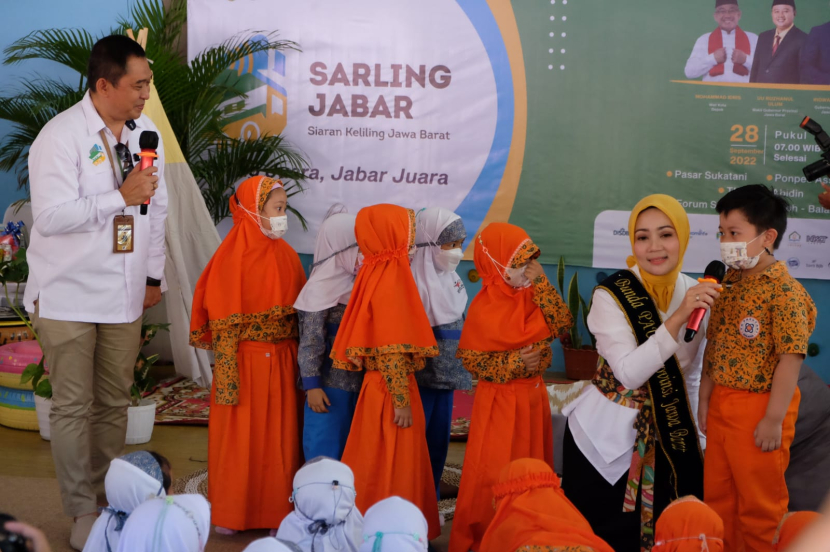 Bunda PAUD Jawa Barat Hajah Atalia Pratatya Kamil SIP MIKom berbincang dengan siswa KB-TK Prestasi Depok, Rabu (28/9/2022).