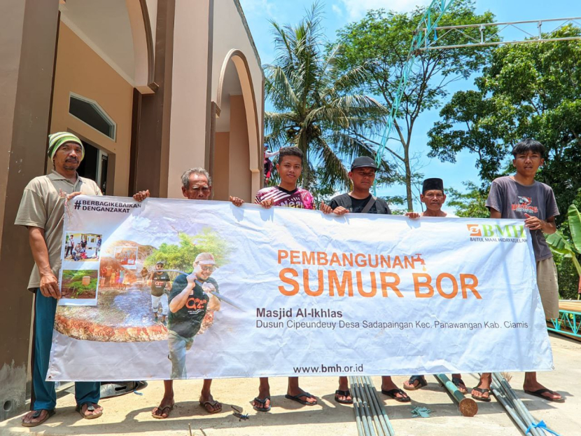 BMH menghadirkan sumur bor di Masjid Al-Ikhlas yang berada di Dusun Cipeundeuy, Desa Sadapaingan Kecamatan Panawangan, Kabupaten Ciamis, Jawa Barat.