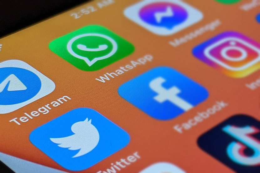 Aplikasi Telegram, Twitter, dan Whatsapp di layar smartphone. (Pixabay/Azam Kamolov)