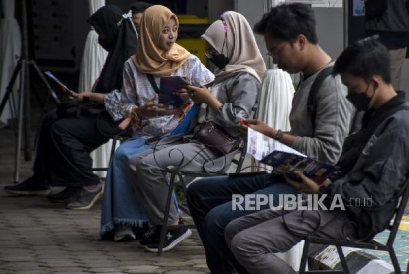 Pencari kerja melihat brosur lowongan kerja pada Job Fair Disnakertrans Jabar di ARS University, Antapani, Kota Bandung, Jawa Barat, Selasa (23/5/2023). Foto: Republika/Abdan Syakura