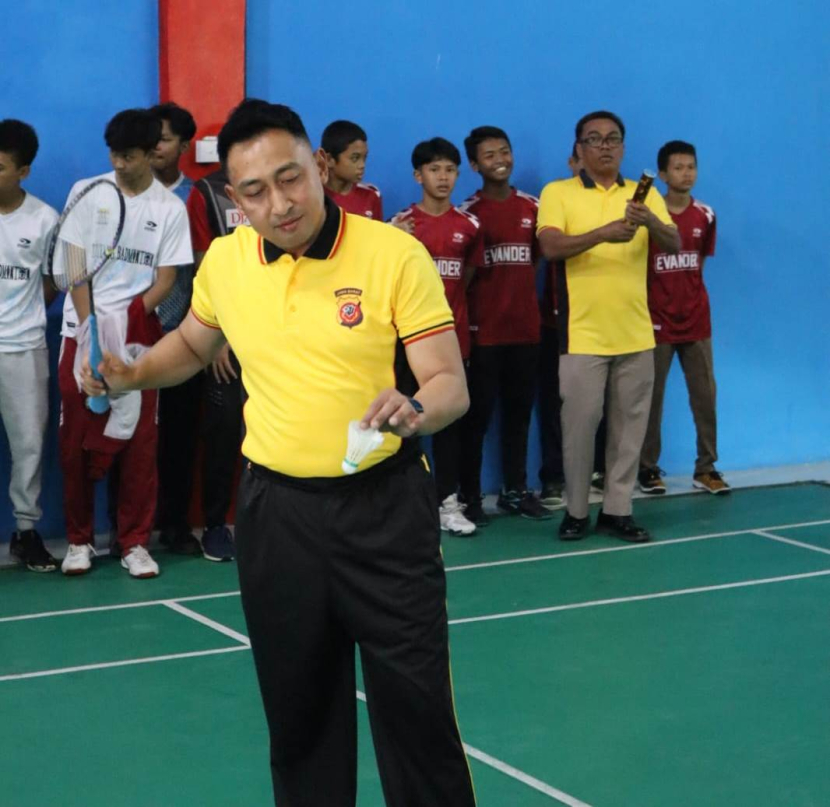 Kapolres Majalengka, AKBP Indra Novianto, membuka secara resmi Kejuaraan Badminton Kapolres Majalengka Cup, Kamis (1/6/2023). (Dok Humas Polres Majalengka)