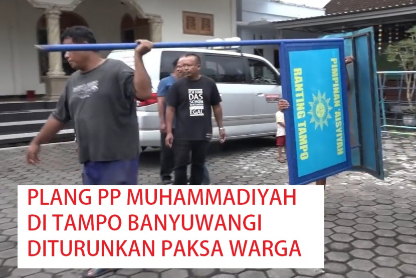 Penurunan paksa plang PP Muhammadiyah di Tampo, Banyuwangi. Foto: Tangkapan layar.