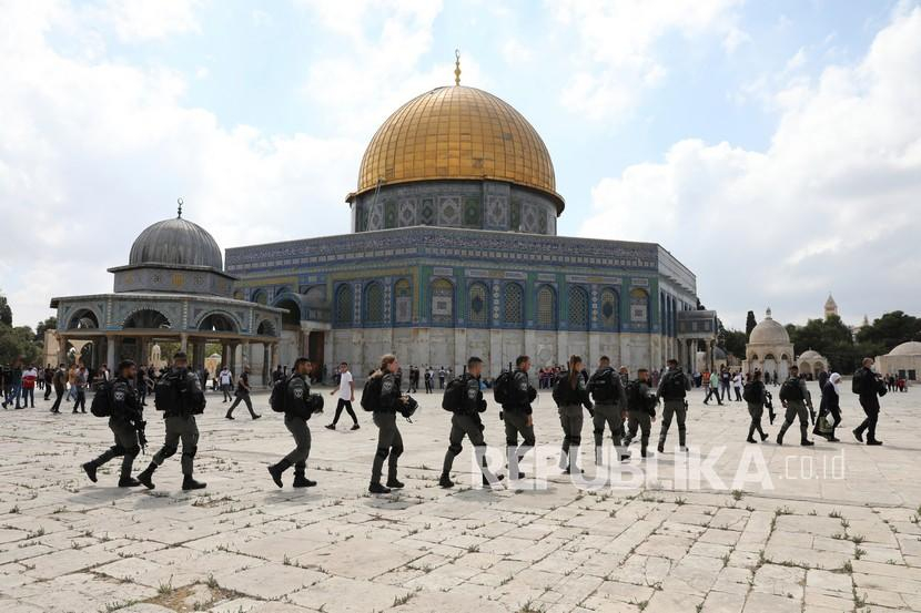 Polisi Israel melakukan patroli melalui kompleks Masjid Al Aqsadi Kota Tua Yerusalem, Jumat (10/9/2022). AP/Mahmoud Illean
