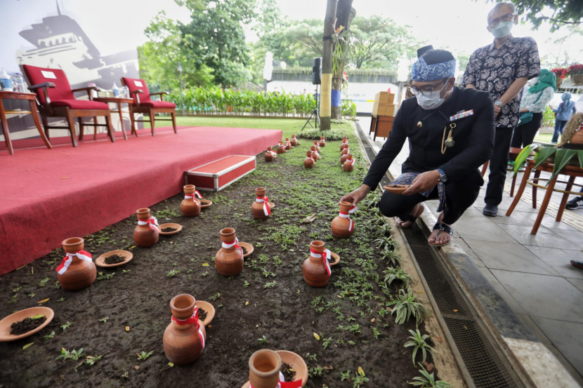 Gubernur Jawa Barat Ridwan Kamil berhasil menghimpun tanah dan air dari 27 kabupaten/kota 