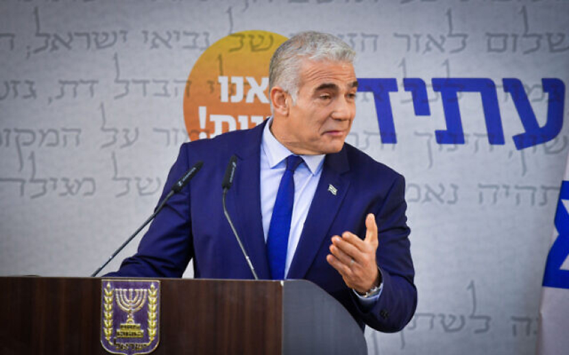 Perdana Menteri Yair Lapid berbicara selama pertemuan faksi di Tel Aviv pada 25 Agustus 2022. (Avshalom Sassoni/Flash90)