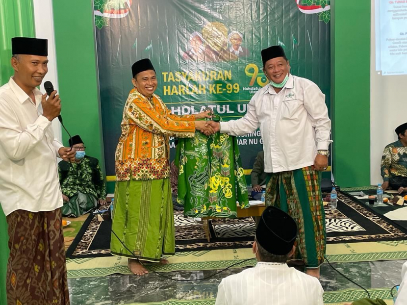 PCNU Gresik meluncurkan Batik Damar NU dalam acara puncak peringatan Harlah ke-99 NU di Gresik, Jumat (18/2/2022) malam . (Foto: M Faiz)