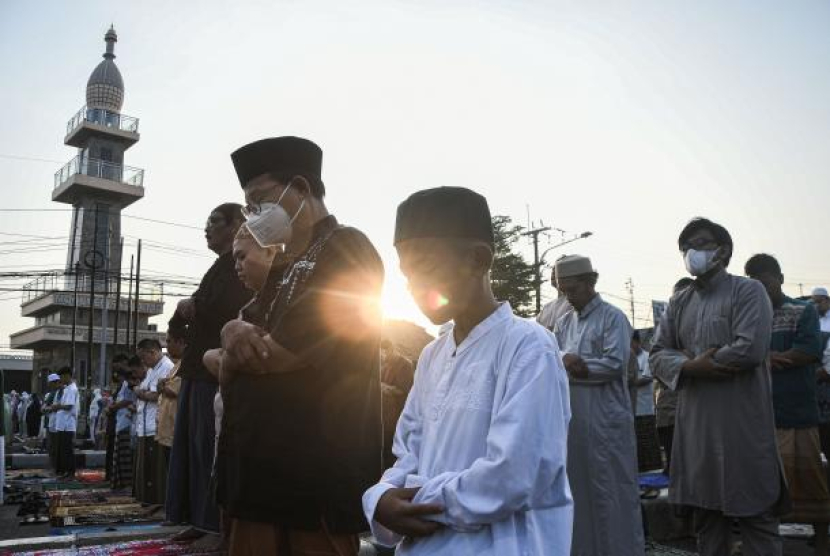 Sejumlah umat Islam mengikuti Shalat Idul FItri 1443 H di Masjid Jami Annur Kramat di Kranji, Bekasi, Jawa Barat, Senin Senin (2/5/2022). Foto: ANTARA/Fakhri Hermansyah