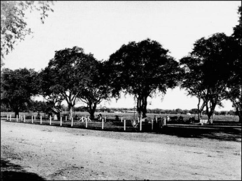 lapangan ratu (Koningsplein) yang kemudian menjadi lapangan Gambir pada zaman kolonial.