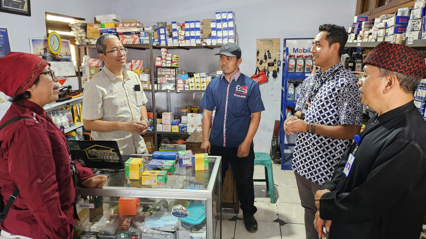 Pemilik UMKM Bengkel Roda-4 Binaan Yayasan Dharma Bhakti Astra (YDBA), Didit Nuriyanto (tengah) saat menunjukkan produk sparepart di bengkelnya yang berkolaborasi dengan PT Astra Otoparts Tbk, Banyuwangi Selasa (13/8/2024). (Foto Dok YDBA)