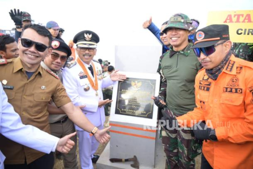 Pj Bupati Kuningan, Raden Iip Hidajat, meresmikan Tugu Atap Jawa Barat hasil dari CSR Bank BJB, di puncak Gunung Ciremai, Ahad (2/6/2024). (Dok. Republika)