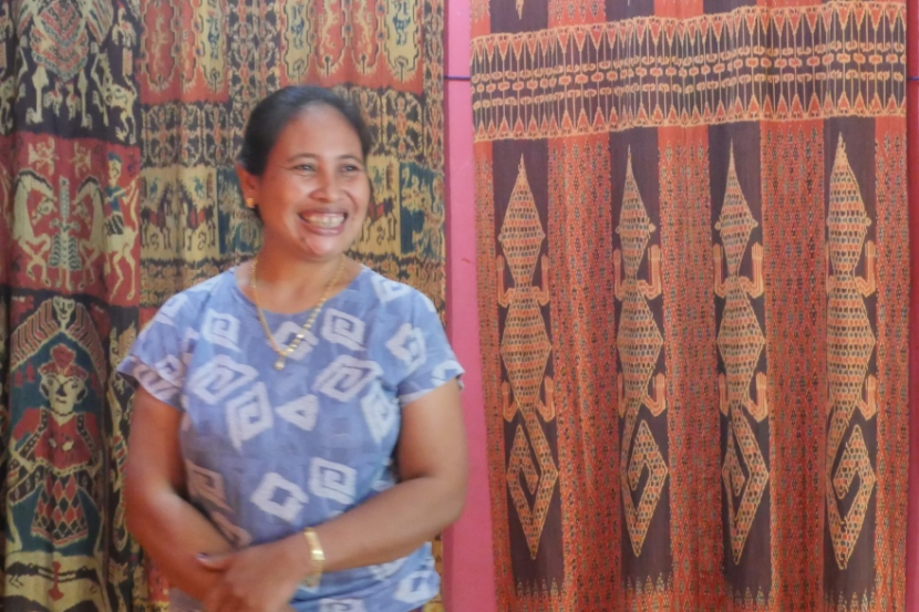 Penenun Rani dengan kain tenun motif buaya. Pantang dikenakan di rumah adat (foto: priyantono oemar).