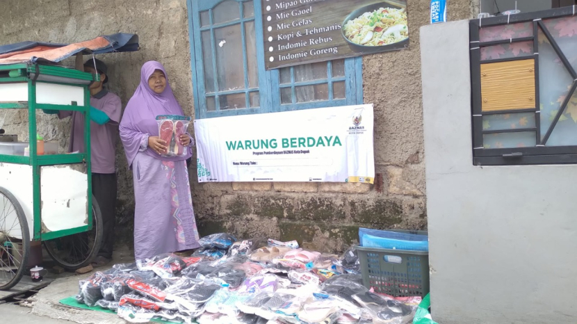 Baznas Kota Depok menyerahkan bantuan usaha sandal kepada Bu Maysaroh, warga Pancoranmas, Kota Depok, Rabu (16/11/2022). (Foto: Dok Baznas Kota Depok)