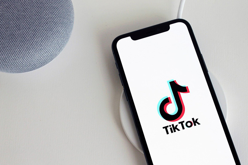 Logo TikTok di smartphone.