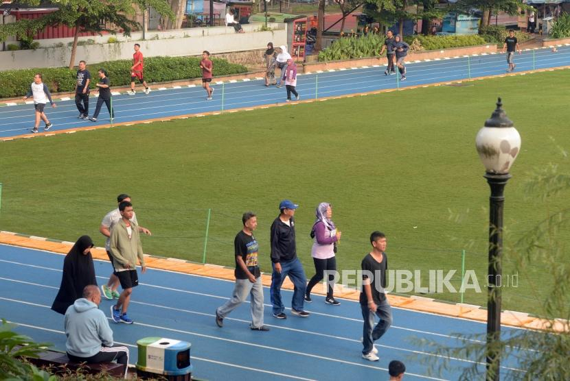 Warga saat berolahraga di lintasan lari Lapangan Sempur, Kota Bogor. Foto: Republika/Putra M. Akbar