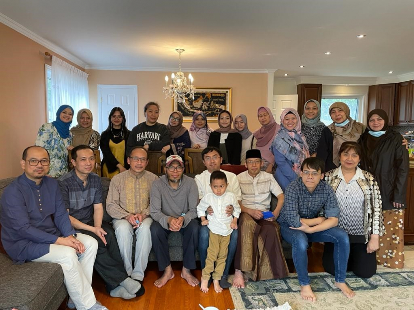 Foto bersama keluarga lainnya di rumah sesepuh warga Indonesia di Montreal.  (Dok. Istimewa)