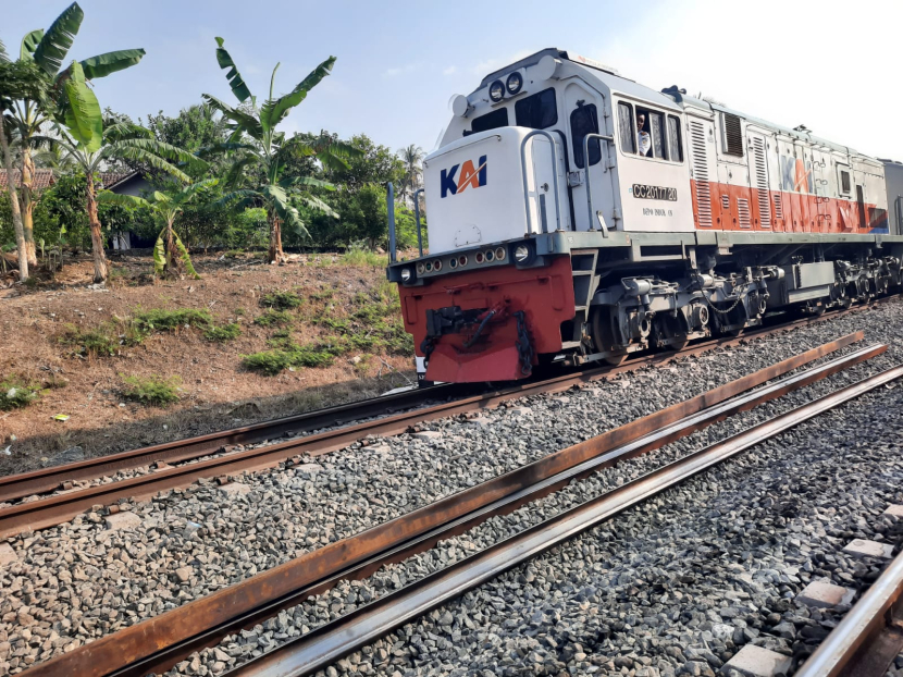 Perjalanan kereta api yang melintas di jalur Stasiun Sentolo-Stasiun Wates sejak Kamis (19/10) pagi kembali normal pascaevakuasi dan perbaikan usai kecelakaan anjloknya KA Argo Semeru dan KA Argo Wilis, Selasa (17/10) lalu. (Foto: Humas PT AI)