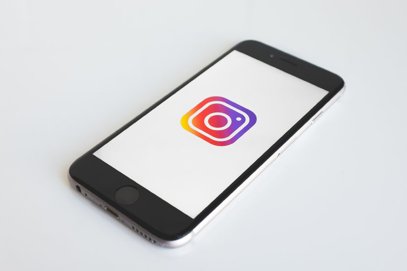 Ponsel dengan logo Instagram. Ilustrasi