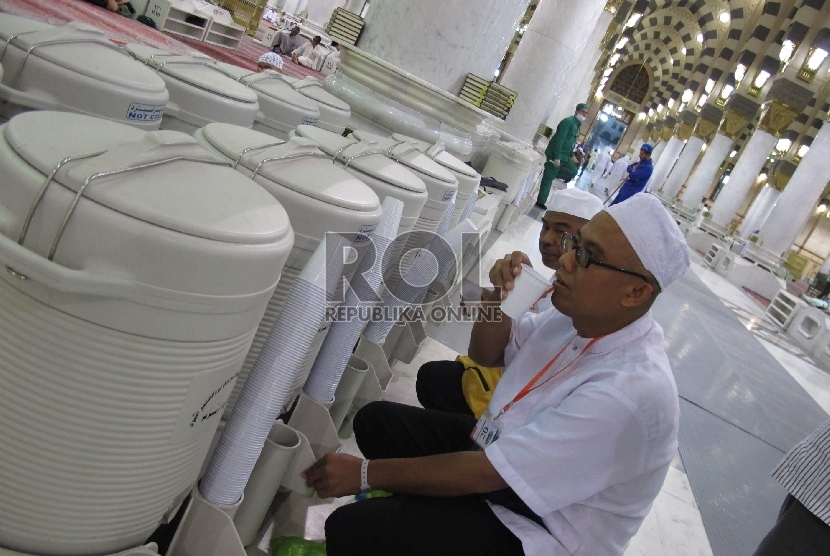 ilustrasi jamaah meminum air zamzam