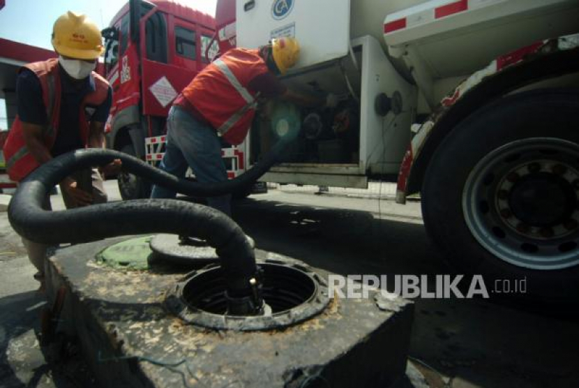 Petugas melakukan bongkar BBM di SPBU. (Antara)