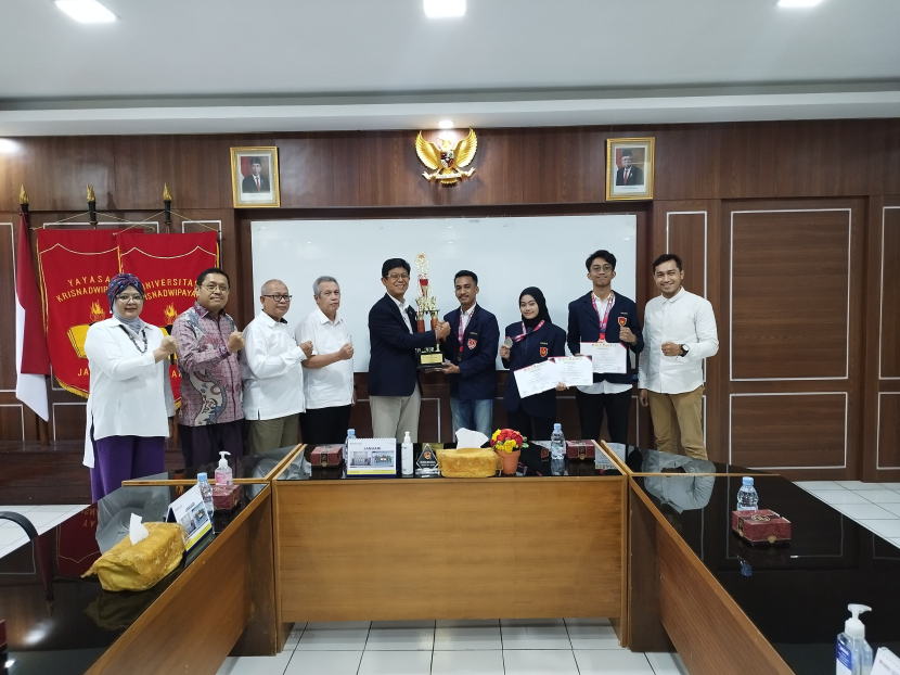 Rektor Unkris Dr Ir Ayub Muktiono saat menerima tim mahasiswa UKC menyampaikan rasa bangganya atas perolehan prestasi para mahasiswa dalam even Kejuaraan Internasional Karate UNJ Martial Art Competition 2023. (Foto: Unkris)