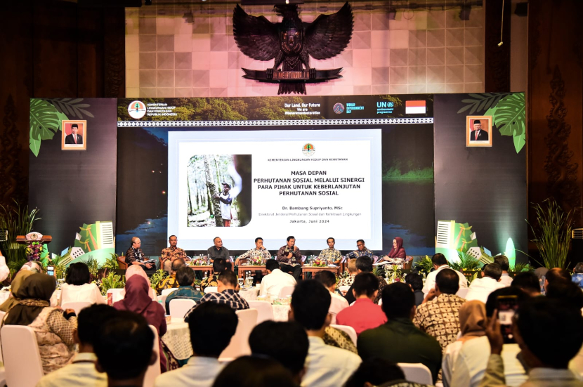 Para peserta Workshop Sinergi Perhutanan Sosial bertajuk 'Mewujudkan Keadilan Pengelolaan Lahan kepada Masyarakat' yang digelar Kementerian Lingkungan Hidup dan Kehutanan (KLHK) di Jakarta, Kamis (20/6/2024). (Foto: Istimewa)