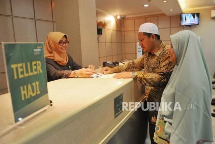 Ilustrasi jamaah melakukan pelunasan biaya haji di bank. Jamaah Reguler Bisa Lunasi Biaya Haji Mulai 11 April 2023, Ini Besaran per Provinsi. Foto: Republika/Edwin Dwi Putranto