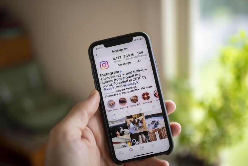 Media sosial Instagram. Rekomendasi Stiker Gifs Estetis untuk Instagram Story Kamu. Foto: EPA