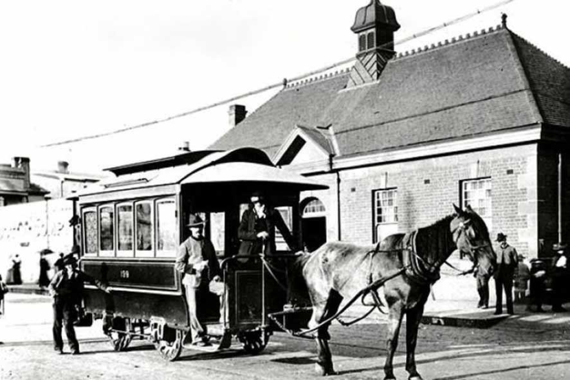Trem kuda. Trem kuda pernah beroperasi di Batavia yang menjadi cikal bakal istilah sejak zaman kuda gigit besi. Foto: IST