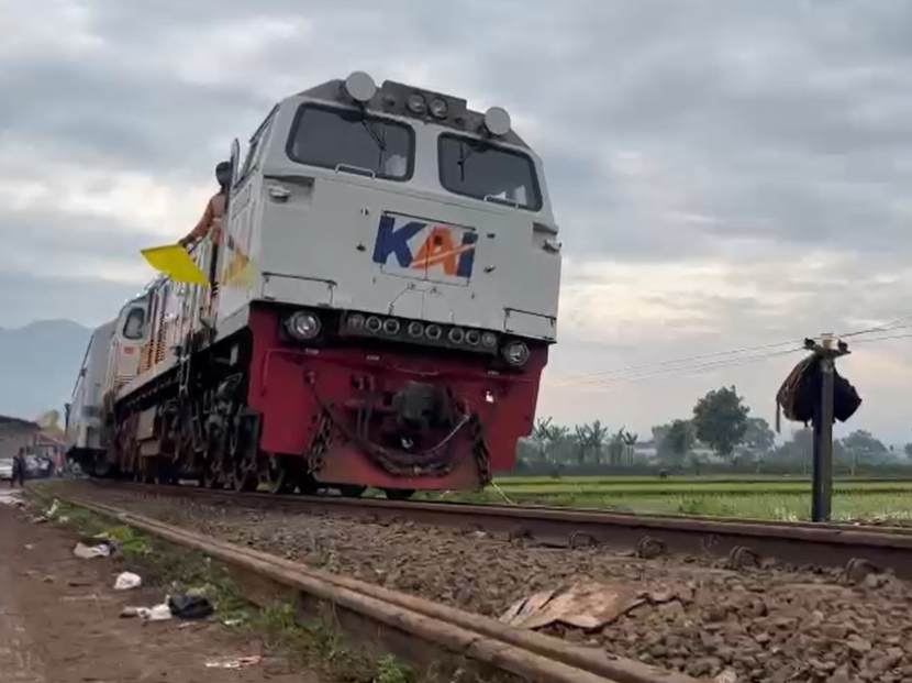 PT Kereta Api Indonesia (Persero) memastikan per Sabtu (6/1) pukul 06.30 WIB, petak jalan antara Stasiun Haurpugur-Stasiun Cicalengka sudah steril dan dapat dilewati. (Foto: Humas PT KAI)