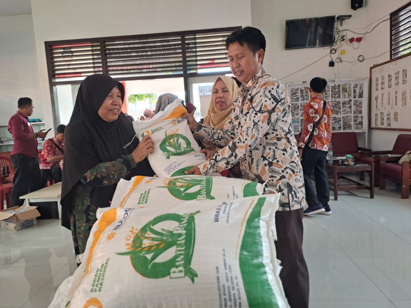 Warga Desa Terusan, Kecamatan Sindang, Kabupaten Indramayu menerima penyaluran beras bantuan pangan 2024, Kamis (1/2/2024). (Lilis Sri Handayani)