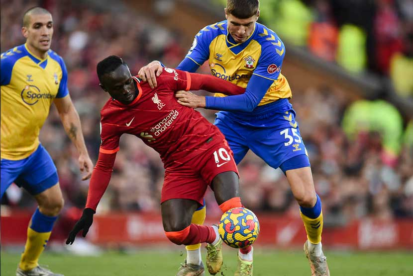 Penyerang Liverpool Sadio Mane berebut bola dengan pemain Southampton. Ilustrasi