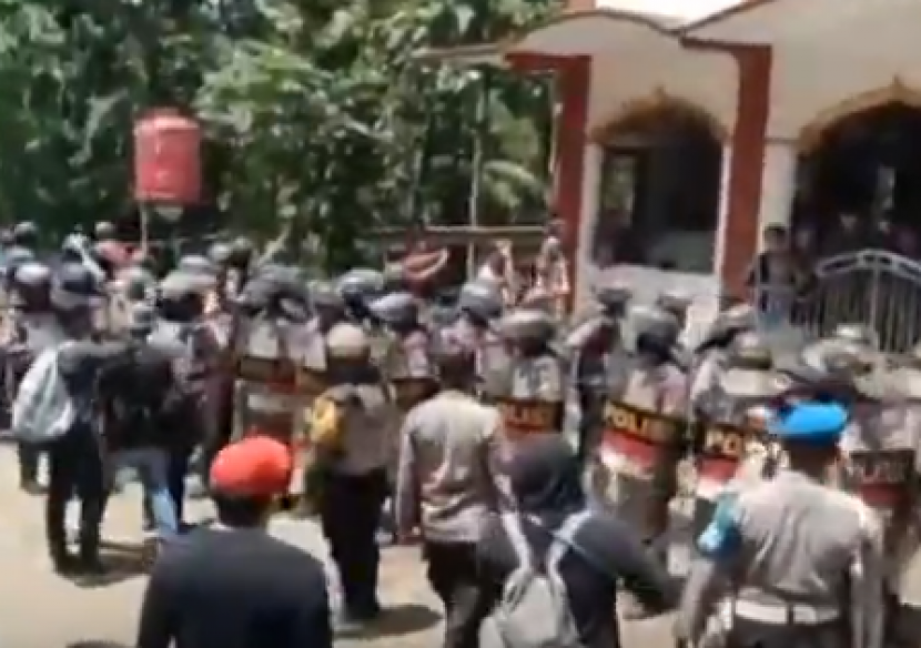 Viral penangkapan warga Wadas, Purworejo terkait penolakan tambang batuan andesit  (sumber: tangkapan layar youtube)