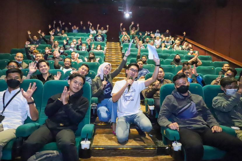 Foto bersama para penonton film Bergerak untuk Indonesia dan Strangers with Memories di Bandung, (10/11/2022). (Humas KAI)