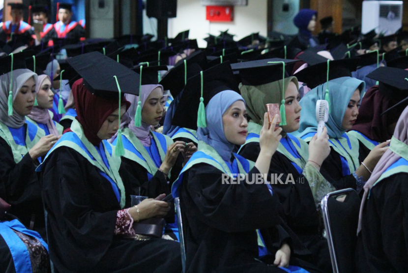 Acara wisuda mahasiswa di Unisba Bandung. Untuk menjadi sarjana, kini mahasiswa tak diwajibkan membuat skripsi. Akankah skripsi di KBBI diganti definisinya, karena tak lagi sebagai karangan ilmiah yang wajib ditulis mahasiswa? (foto: edi yusuf/republika)