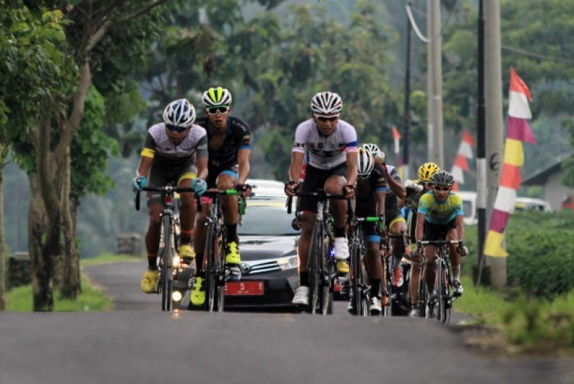 Pembalap sepeda beradu kecepatan pada etape pertama Tour de Linggarjati di Kuningan, Jawa Barat. (Dok. Republika/Antara)