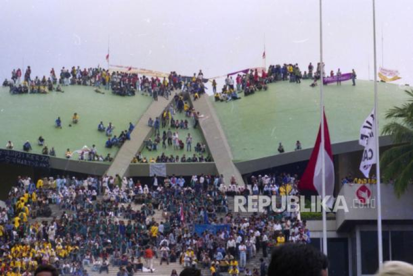 Aksi Mahasiswa menduduki Gedung DPR/MPR di Jakarta (19/5/1998), untuk melengserkan Presiden Soeharto. Ini dilakukan setelah peristiwa penembakan terhadap Mahasiswa Universitas Trisakti pada 12 Mei 1998 yang membuat seluruh masyarakat marah dan berduka. Foto: Dok. Republika