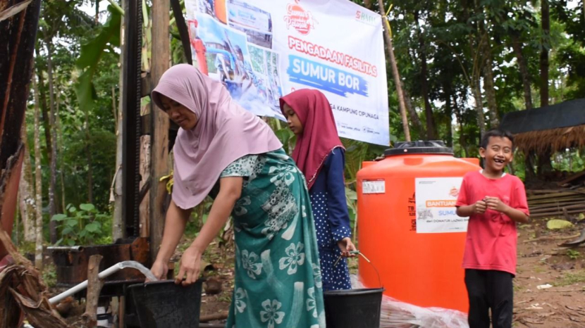 Kini warga Kampung Cipunaga tak perlu lagi mengambil air bersih dari resapan air sawah.