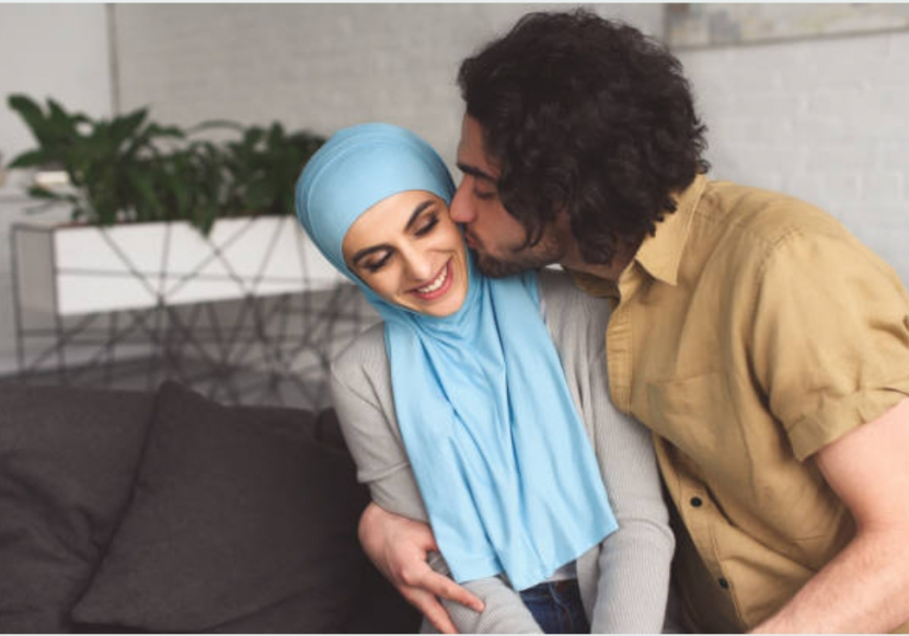 Ilustrasi, Apakah diperbolehkan suami istri berpelukan dan berciuman saat Puasa Ramadhan. /Pixabay