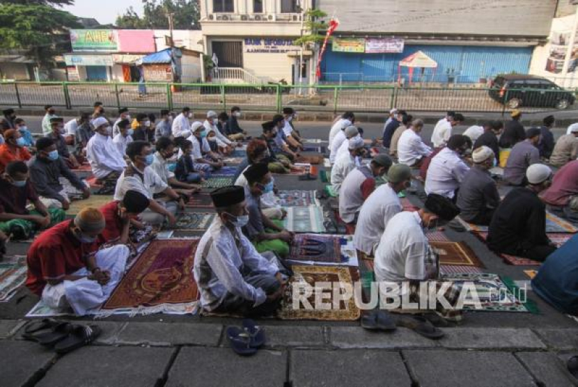 Sejumlah umat muslim mendengarkan ceramah usai shalat Idul Fitri 1442 H di Jalan Arif Rahman Hakim, Depok, Jawa Barat, Kamis (13/5/2021). Foto: Antara/Asprilla Dwi Adha