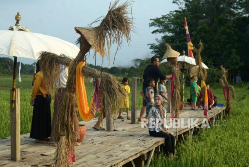 Sejumlah pengunjung menikmati Festival Bebegig sawah. (Foto: Antara)