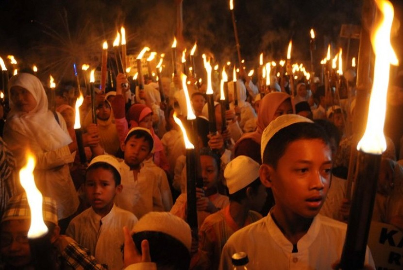 Pawai Obor Sambut Tahun Baru Islam. Budaya menyambut Tahun Baru Islam merupakan media dakwah Muhammadiyah. Foto: Republika.