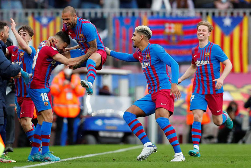 Pemain Barcelona merayakan gol saat melawan Atletico Madrid. Foto: EPA-EFE/Alejandro Garcia