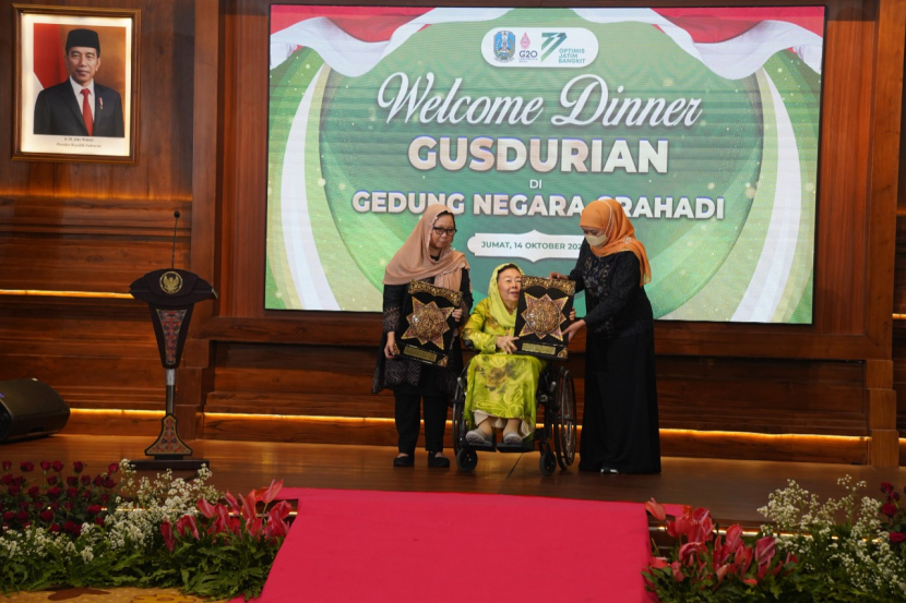 Keterangan: Nyai Sinta Nuriyah Wahid duduk di kursi roda bersama Gubernur Jatim dan Putrinya Alissa Wahid di Gedung Grahadi Surabaya, Jumat (14/10).