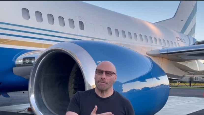 Tangkapan layar John Travolta pamer lisensi Boeing 737. Dok. Instagram