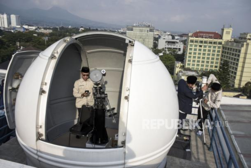 Petugas melakukan pemantauan hilal (rukyatul hilal) menggunakan teleskop di Observatorium Albiruni Fakultas Syariah Unisba, Jalan Hariangbanga, Tamansari, Kota Bandung, Jawa Barat, Rabu (22/3/2023). Hasil pemantauan hilal 1 Ramadhan 1444 H di kawasan tersebut tidak tampak karena terhalang cuaca yang mendung. Kemenag Gelar Sidang Isbat Idul Fitri 20 April 2023. Foto: Republika/Abdan Syakura