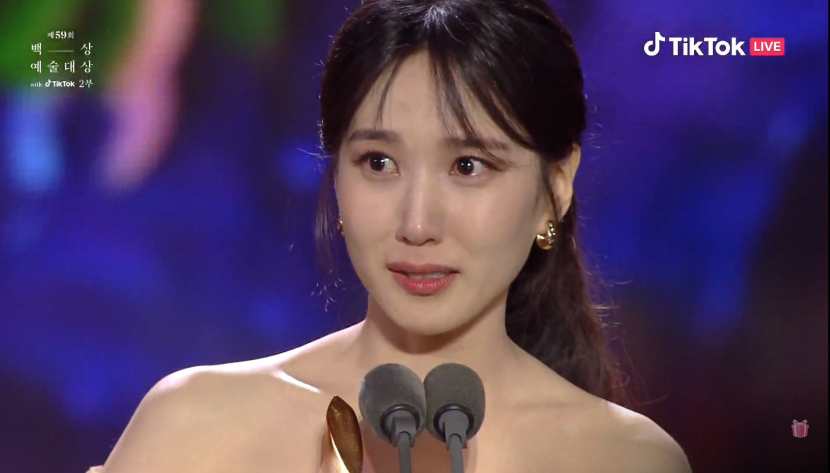 Park Eun-bin menangis terharu pada pidato kemenangan daesang. Dok: Twitter