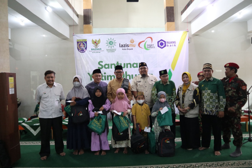 Baznas Kota Depok bekerja sama dengan PD Muhammadiyah Depok, LazisMu, Zakat Sukses dan Ruang Baik menyalurkan paket sekolah dan uang tunai kepada 118 anak yatim dhuafa di Depok, Sabtu (12/11/2022). (Foto-foto: Dok Baznas Depok)