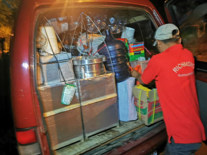 Endut, pedagang Cuankie dari kawasan Pusdai Kota Bandung memuat pikulannya ke dalam mobil usai ajang turnamen Piala Presiden 2024 di Stadion Si Jalak Harupat, Soreang Kabupaten Bandung, Ahad (22/7/2024). Foto: Yogi Ardhi/Republika Network