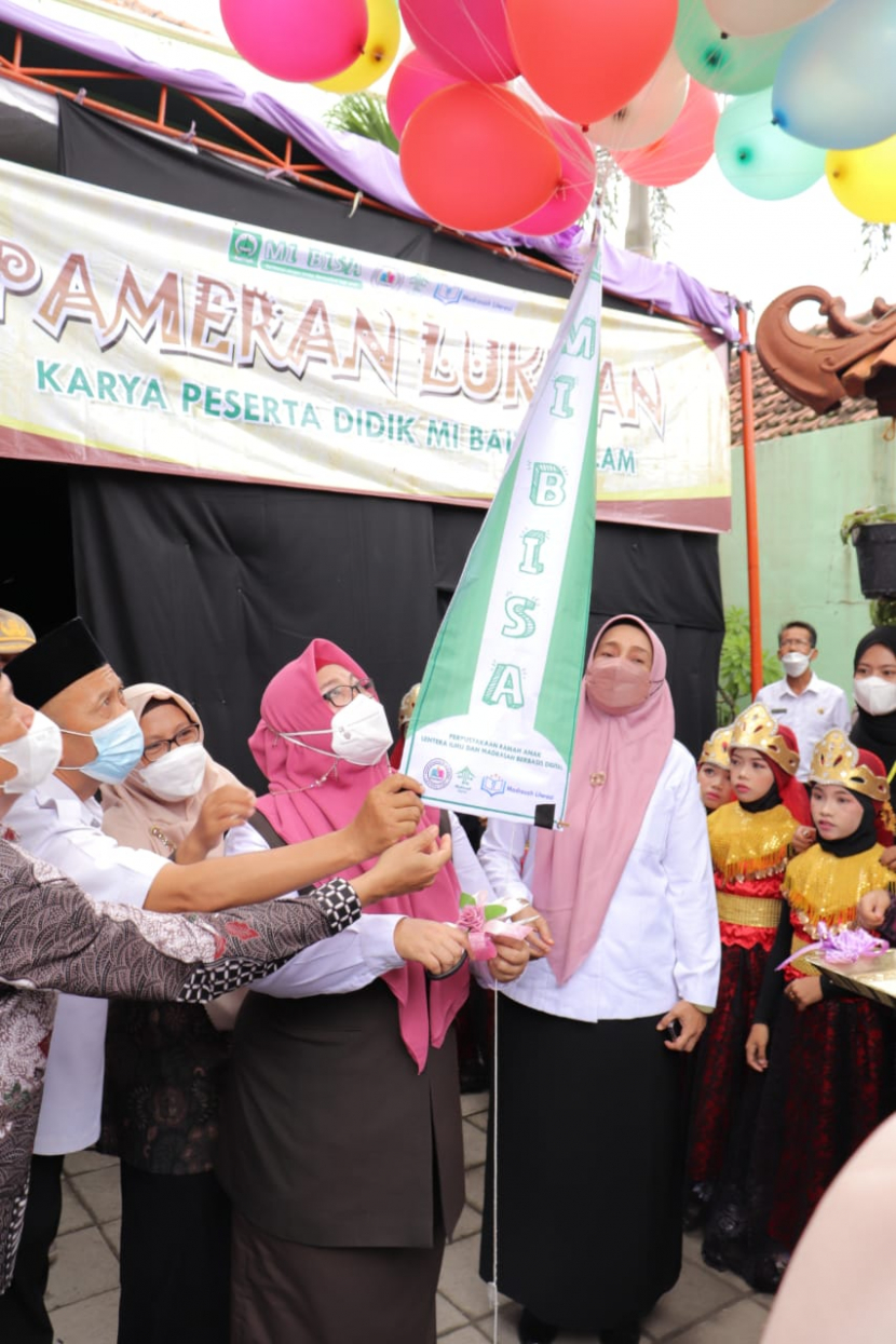 Wakil Bupati Gresik, Aminatun Habibah saat melepaskan pita secara simbolis dalam acara launching perpustakaan digital (Foto:M Faiz)